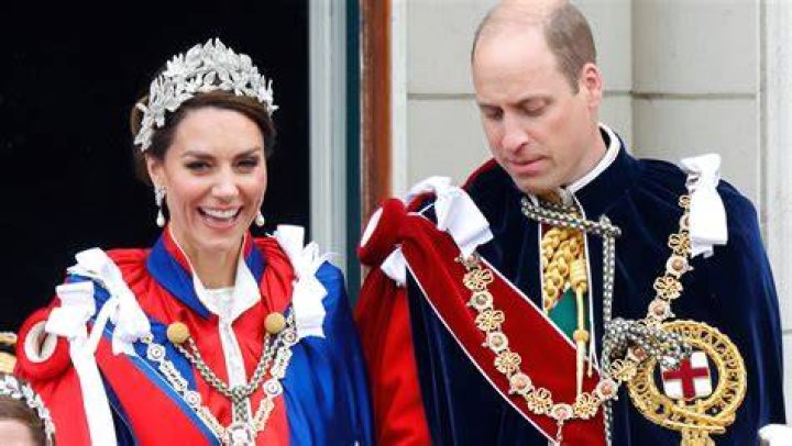 Do other royals bow to the Queen?