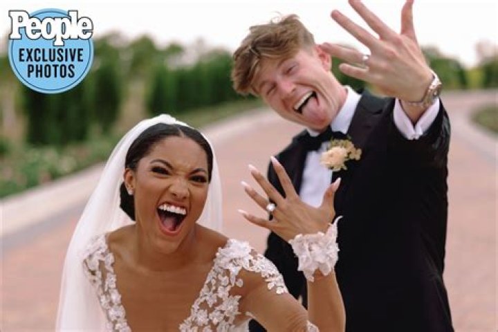 Find Out: Is Laura Davis Married?